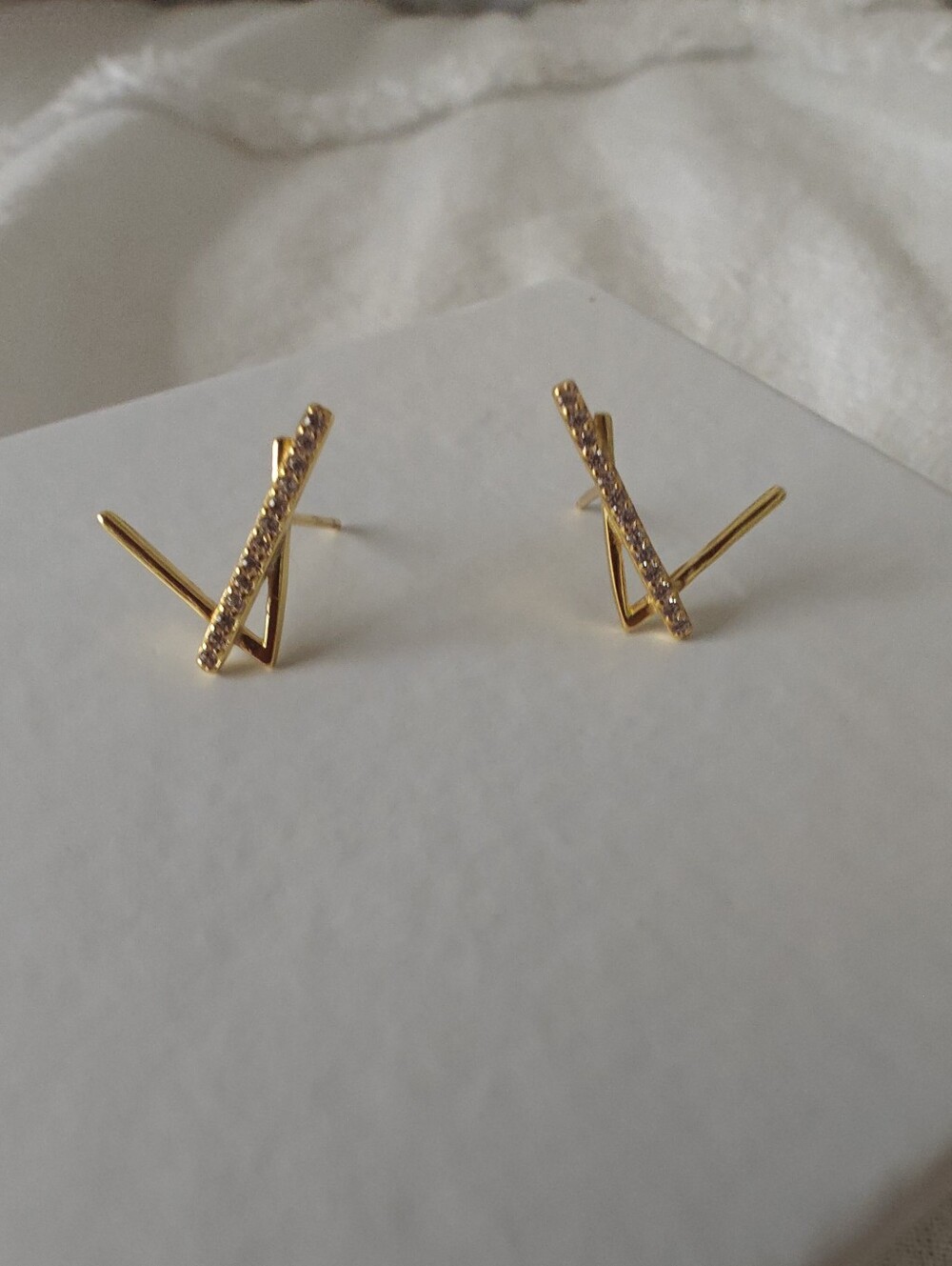 925 Gold Cubic Zirconia V Stud Modern Earrings NWOT - Great Gift 🎁